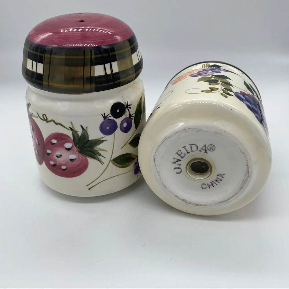 Salt‎ & Pepper Set Strawberry Plaid by ONEIDA